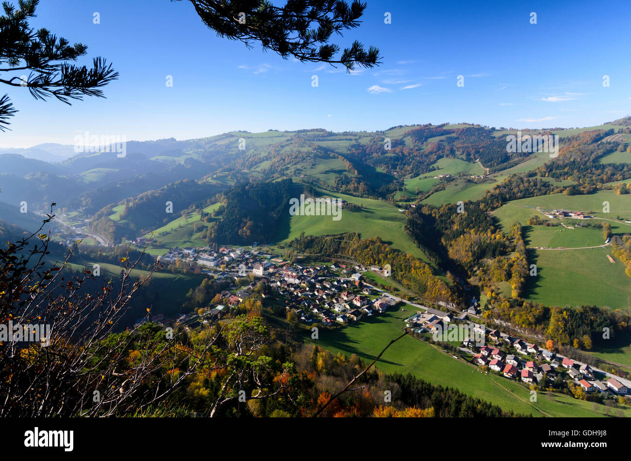 Frankenfels: view from mount Falkenstein to Frankenfels, opposite mount Frankenfelsberg and valley Natterstal, Austria, Niederös Stock Photo
