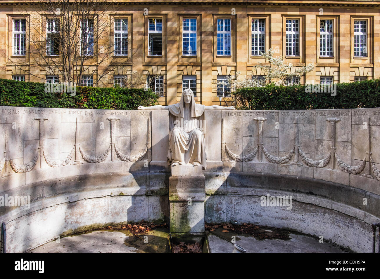 Stuttgart Oberer Schlossgarten, Upper Palace garden dry fountain with ...