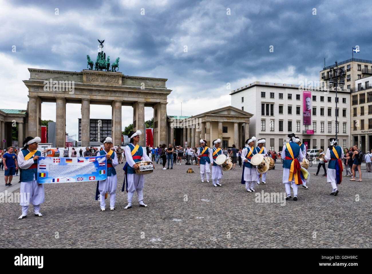South Korean students perform traditional Pungmul dance to raise funds on school tour of Europe, Brandenburg Gate, Mitte, Berlin Stock Photo