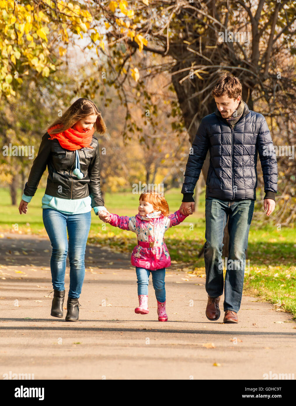 Я с мамой и папой сегодня иду. Семья на прогулке в парке. Прогулка в парке с детьми. Мама с ребенком на прогулке. Родители с детьми гуляют в парке.