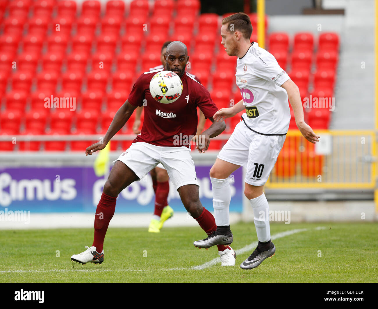 Seraing, Belgium. 16 Jul, 2016.RFC Seraing's  Brandon DEVILLE (#10) and FC Metz's   RIVIEREZ (#3) compete for the ball  during a Friendly football game between RFC Seraing and FC Metz in Seraing, Belgium. Credit:  Frédéric de Laminne/Alamy Live News Stock Photo