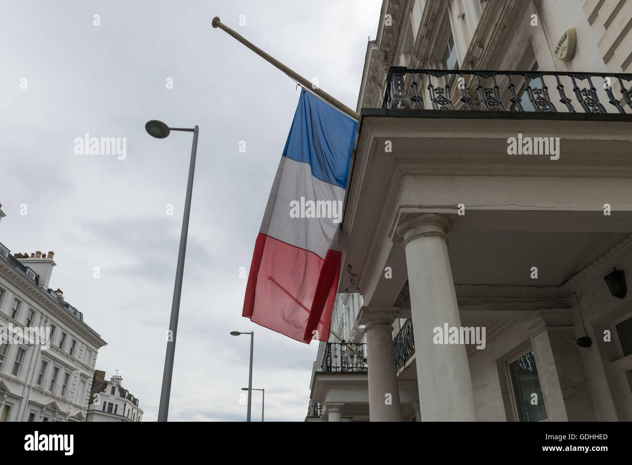 Londoners paying tributes outside London French Consulate after 84 was killed in France last night. 15th July, 2016. The French national flag is lowered at half-mast as three days of national mourning is declared for France. Fully armed Met Police officers patrolling the South Kensington area as London is staying on high alert following the attacks in Nice. © Velar Grant/ZUMA Wire/Alamy Live News Stock Photo