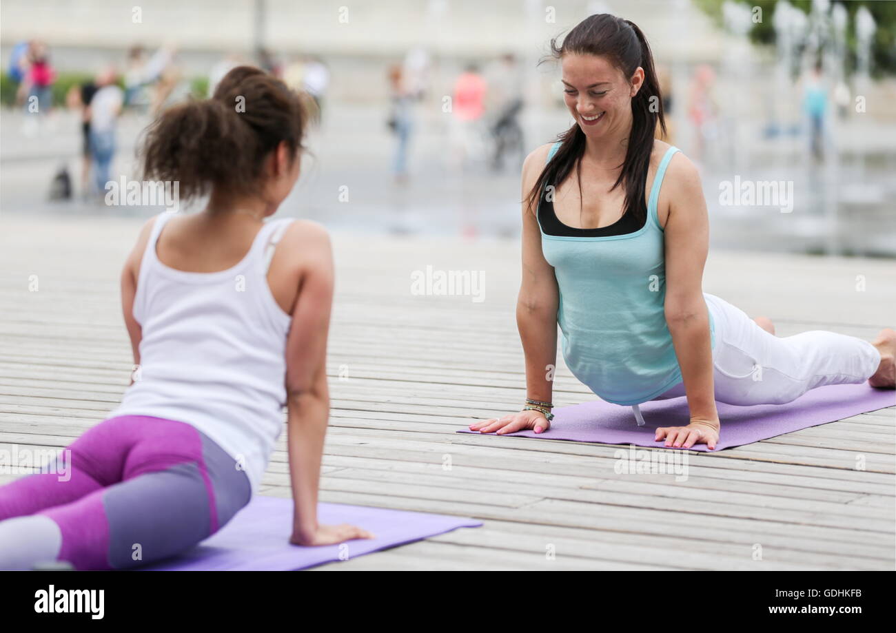 Moscow, Russia. 25th June, 2016. People practising yoga at Muzeon Arts  Park. © Mikhail Pochuyev/TASS/Alamy Live News Stock Photo - Alamy