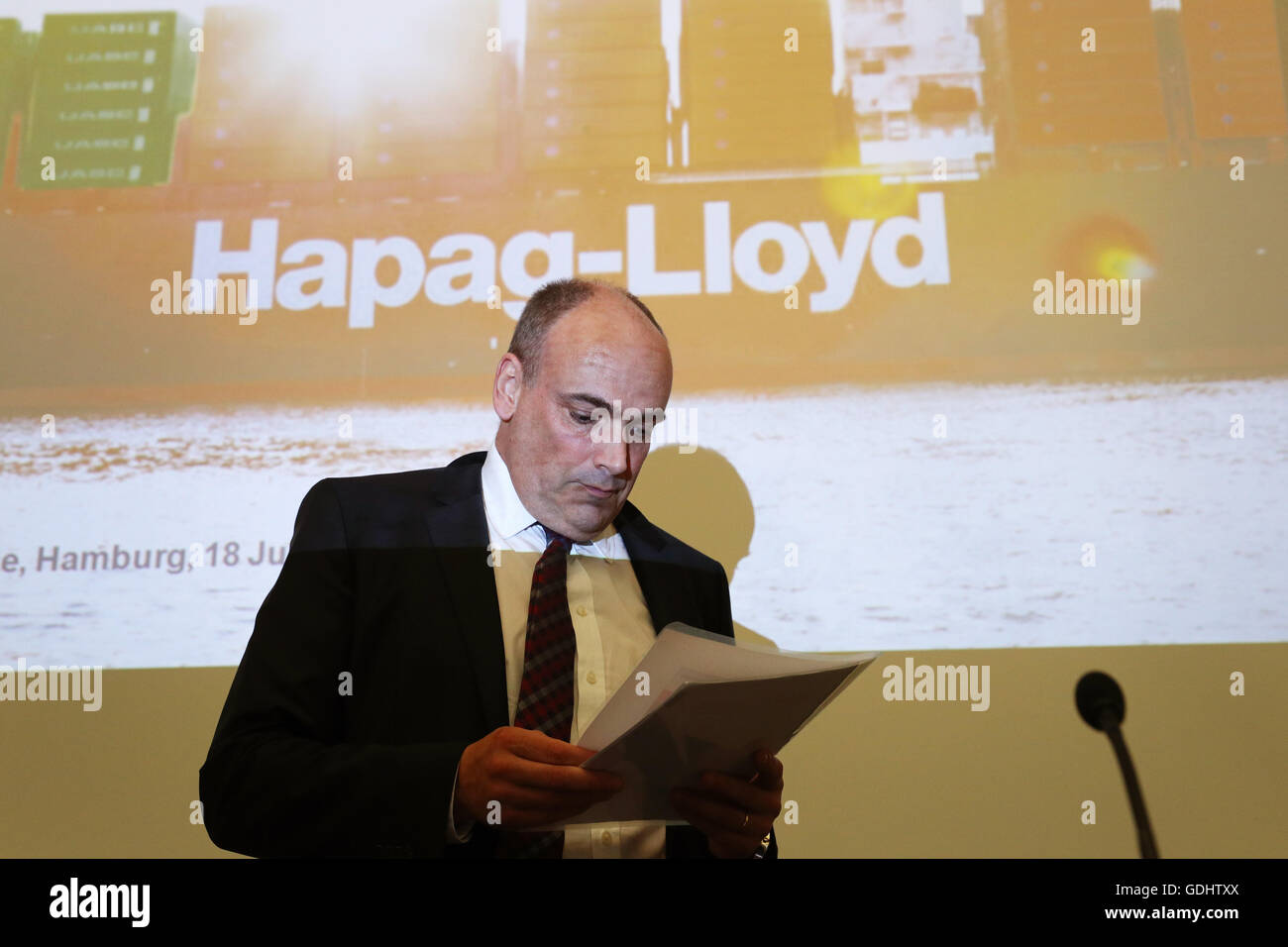 Cologne, Germany. 18th July, 2016. CEO of Hapag-Lloyd AG, Rolf Habben Jansen, arrives to a press conference at company headquarters in Cologne, Germany, 18 July 2016. After months of negotiations, the merger between Hapag-Lloyd and Arab shipping company UASC is a done deal. Photo: CHRISTIAN CHARISIUS/dpa/Alamy Live News Stock Photo