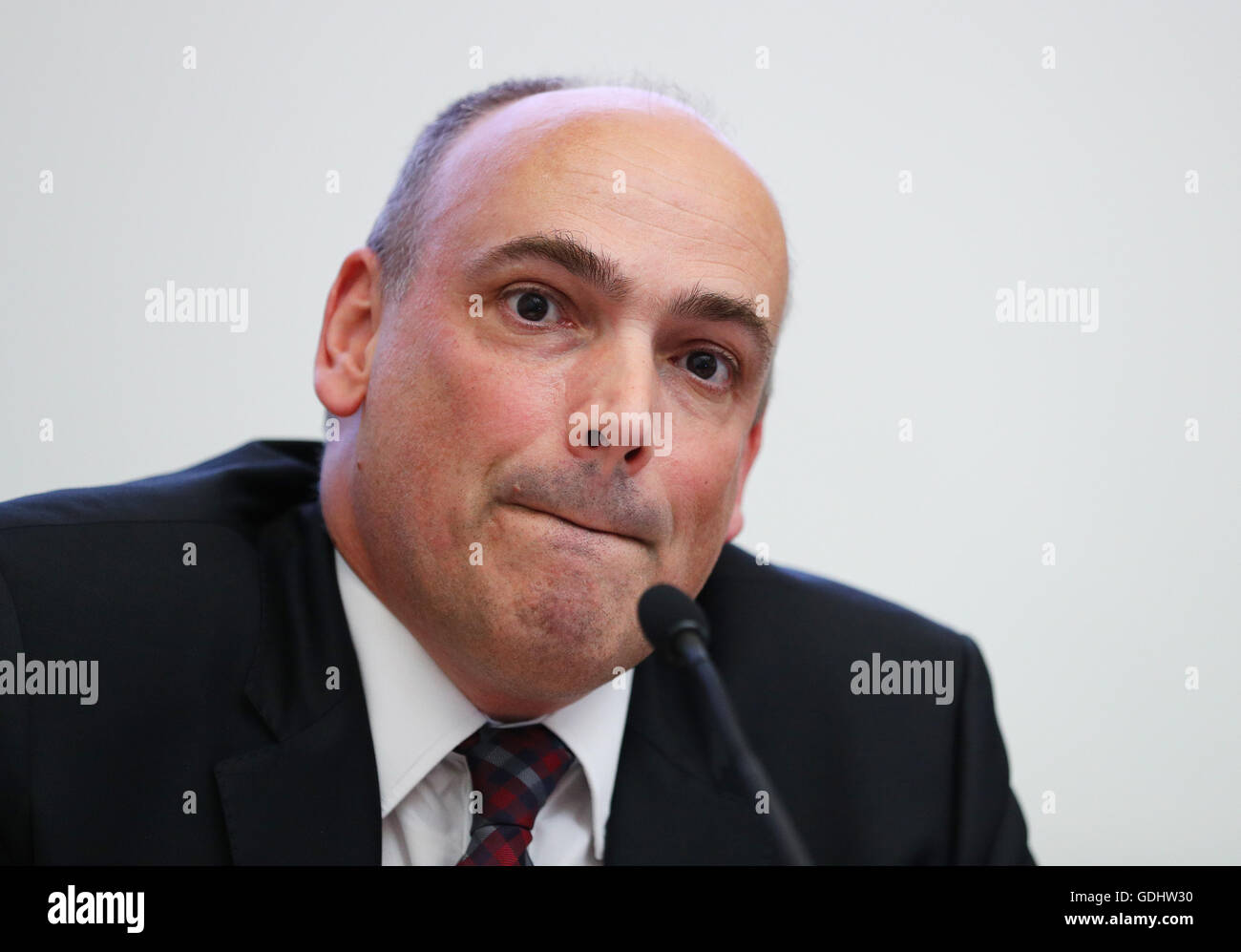 Cologne, Germany. 18th July, 2016. CEO of Hapag-Lloyd AG, Rolf Habben Jansen, speaks at a press conference at company headquarters in Cologne, Germany, 18 July 2016. After months of negotiations, the merger between Hapag-Lloyd and Arab shipping company UASC is a done deal. Photo: CHRISTIAN CHARISIUS/dpa/Alamy Live News Stock Photo