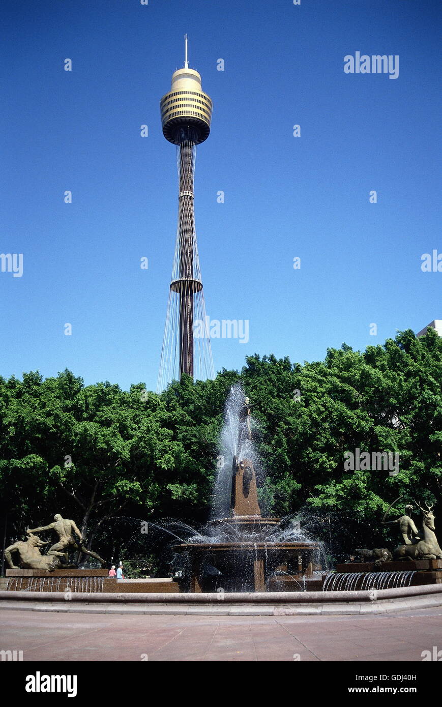 geography / travel, Australia, New South Wales, Sydney, building, AMP Tower, built: 1974 - 1981 by Donald Crone, exterior view, Hydepark with Archibald Fountain, Stock Photo