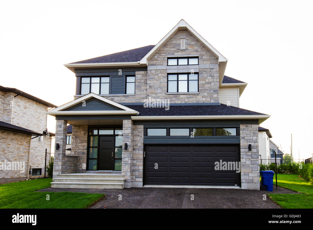 Modern luxury house exterior car hi-res stock photography and images ...