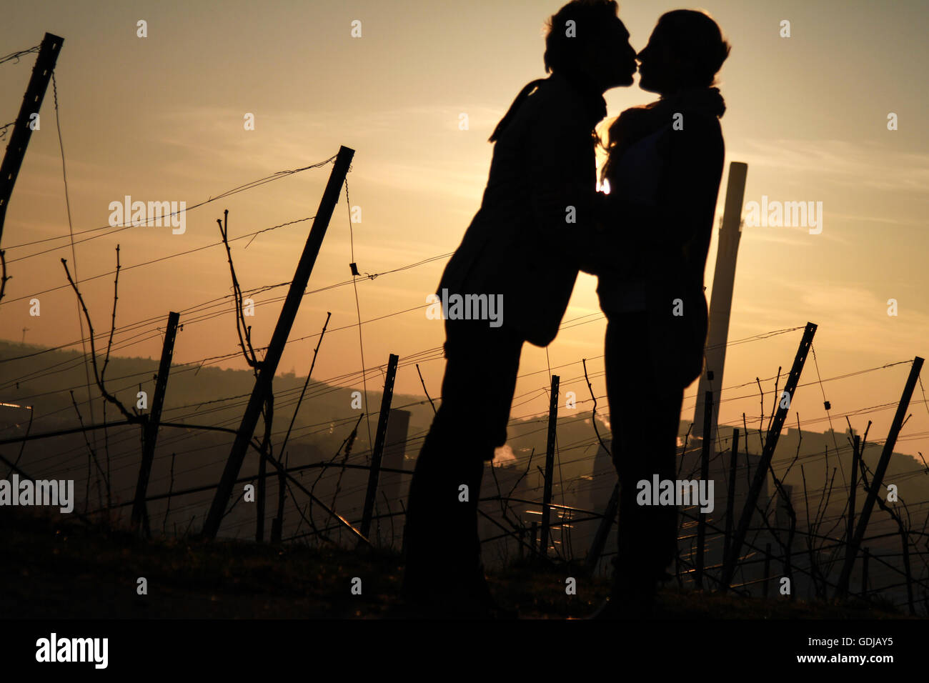 Silhouette of couple kissing hi-res stock photography and images - Alamy