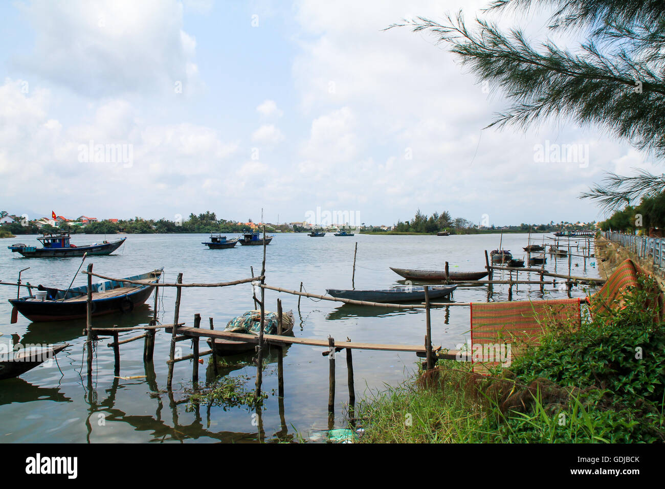 Asian boats hi-res stock photography and images - Alamy