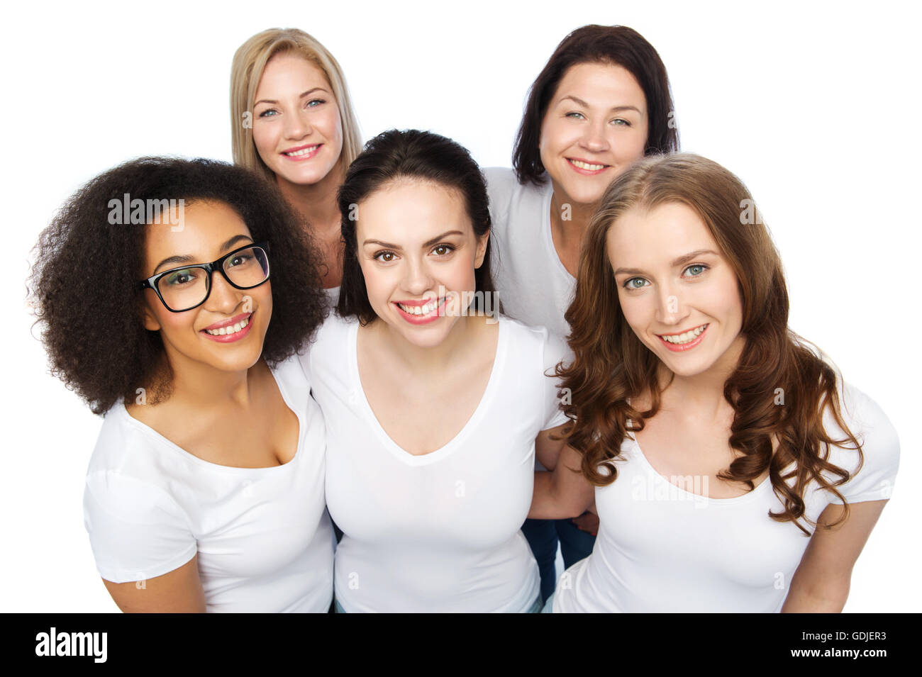 Молодежь в яркой одежде. В ней пять разных. Несколько девушек. В ней пять разных. Подросток улыбается.