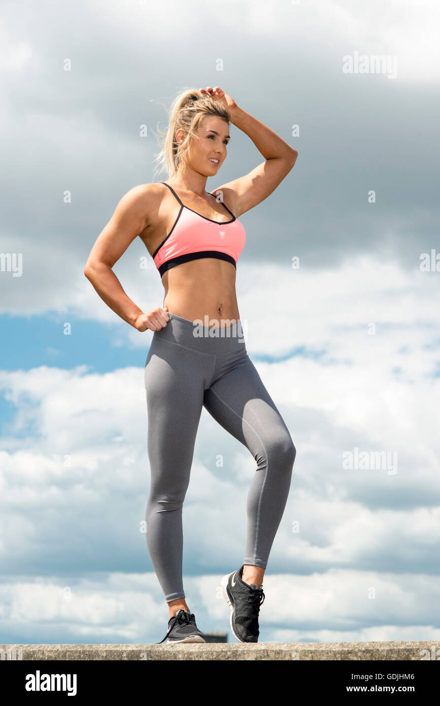 Woman wearing sports bra hi-res stock photography and images - Alamy