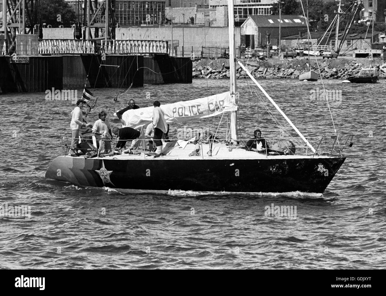 AJAX NEWS PHOTOS. 15TH AUGUST, 1979. PLYMOUTH, ENGLAND. - AUSTRALIAN ADMIRAL'S CUP YACHT POLICE CAR ARRIVES IN PLYMOUTH MILBAY DOCKS TODAY AFTER FINISHING THE WORST EVER 605 MILE OCEAN RACE IN THE HISTORY OF THE FASTNET.  PHOTO:JONATHAN EASTLAND/AJAX REF: HDD/WPX/FASTNET 79 791608 Stock Photo