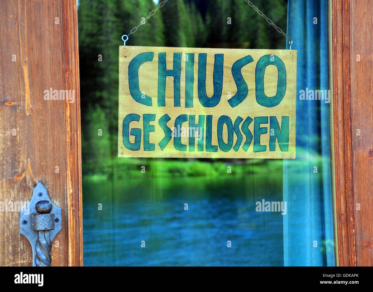 Closed sign in street cafe in german language Stock Photo Alamy