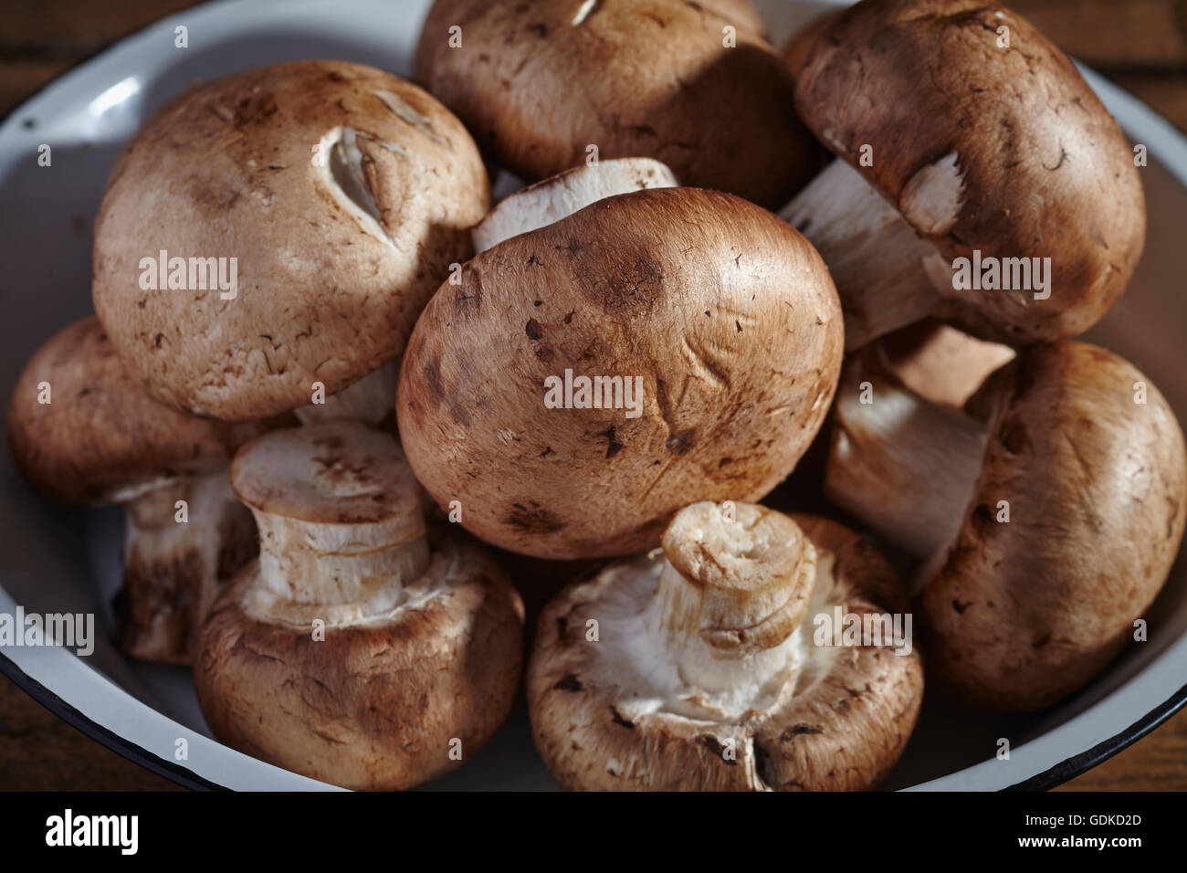 A bowl of raw crimini mushrooms Stock Photo Alamy
