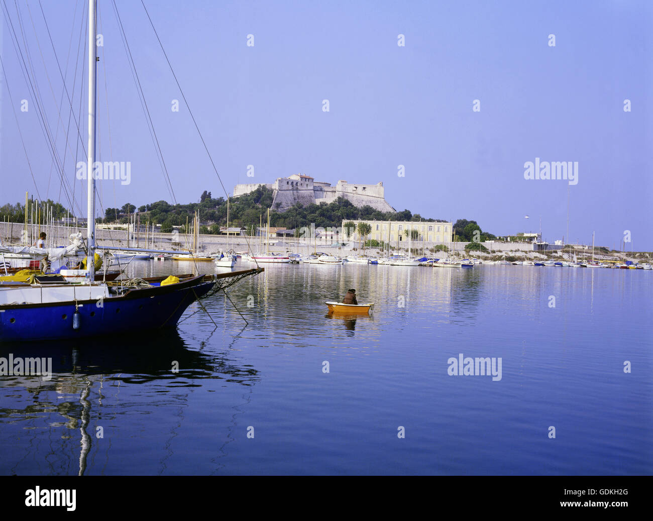 geography / travel, France, Antibes, harbour, view toward Fort Carre, Stock Photo