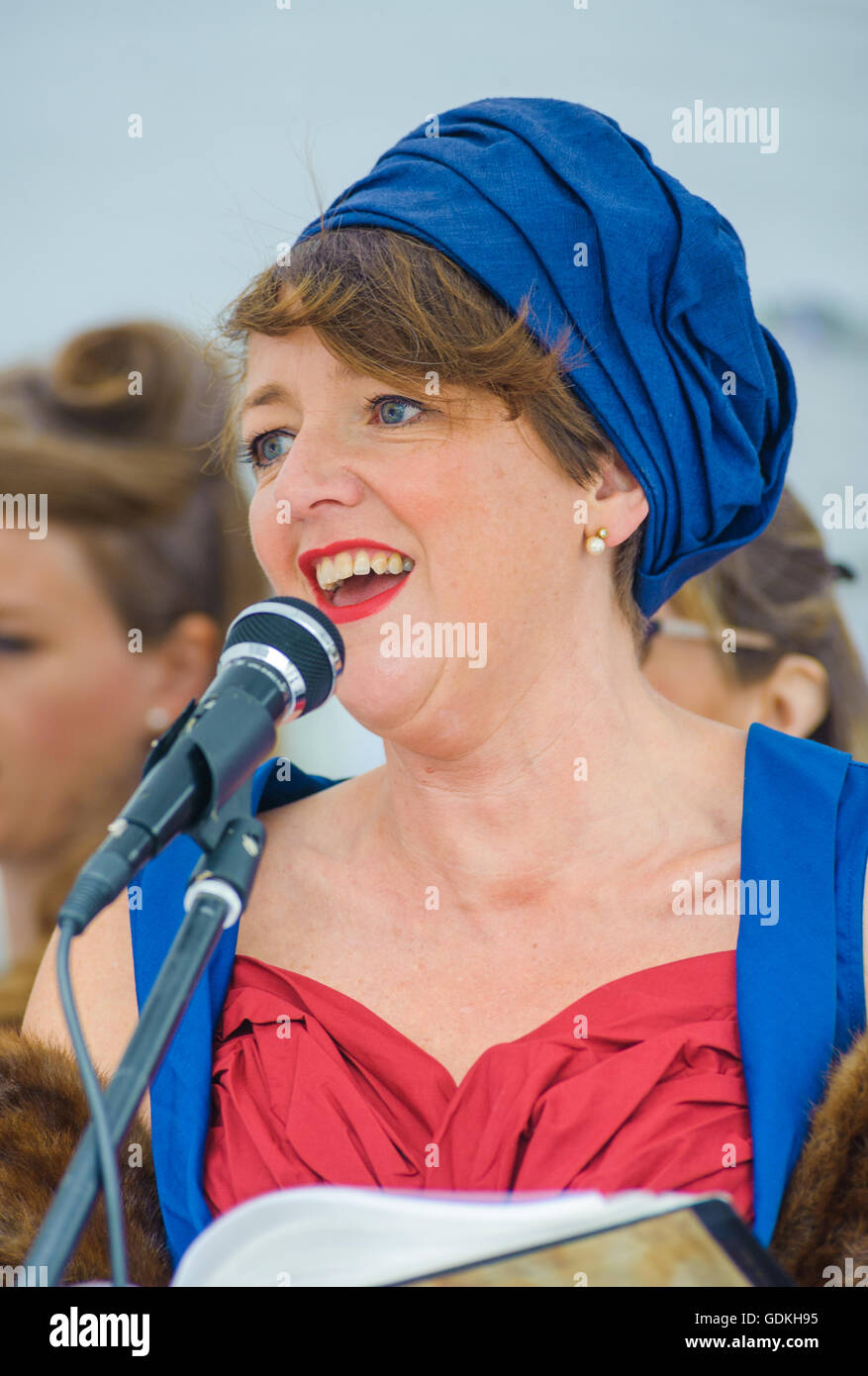 Woodhall Spa 1940s Festival - Military Wives Choir singing n traditional 1940s outfits Stock Photo
