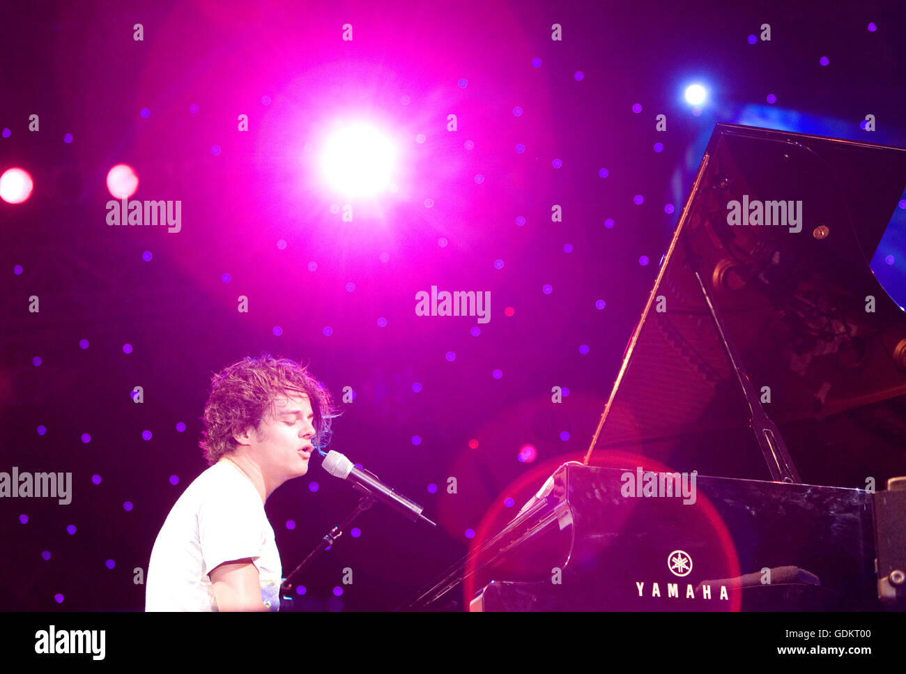 Jamie Cullum performing during the Dubai Jazz Festival 2007, Dubai, UAE. Stock Photo