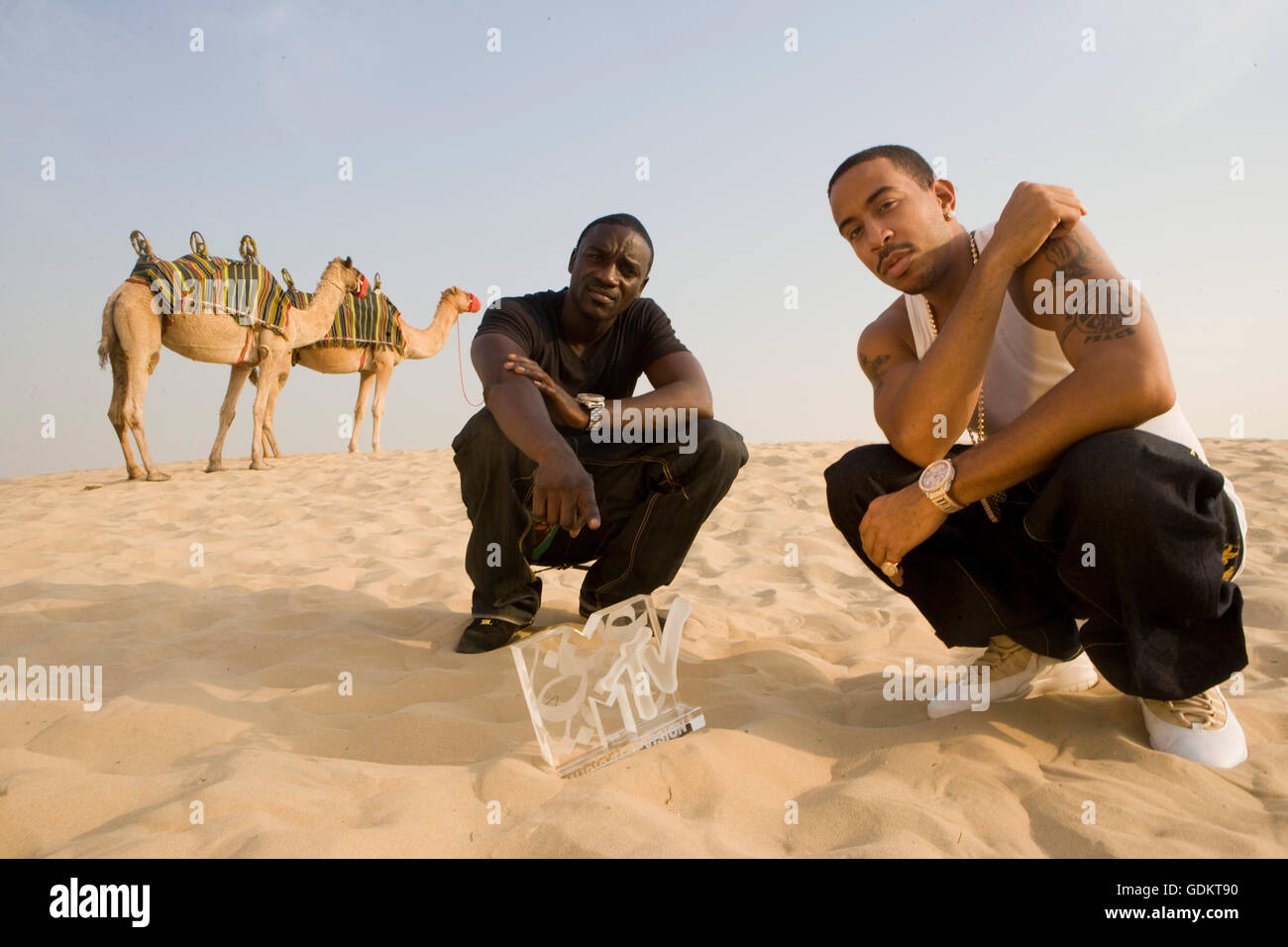Ludacris and Akon strike a pose in the desert, November 2007, Dubai, UAE. Stock Photo