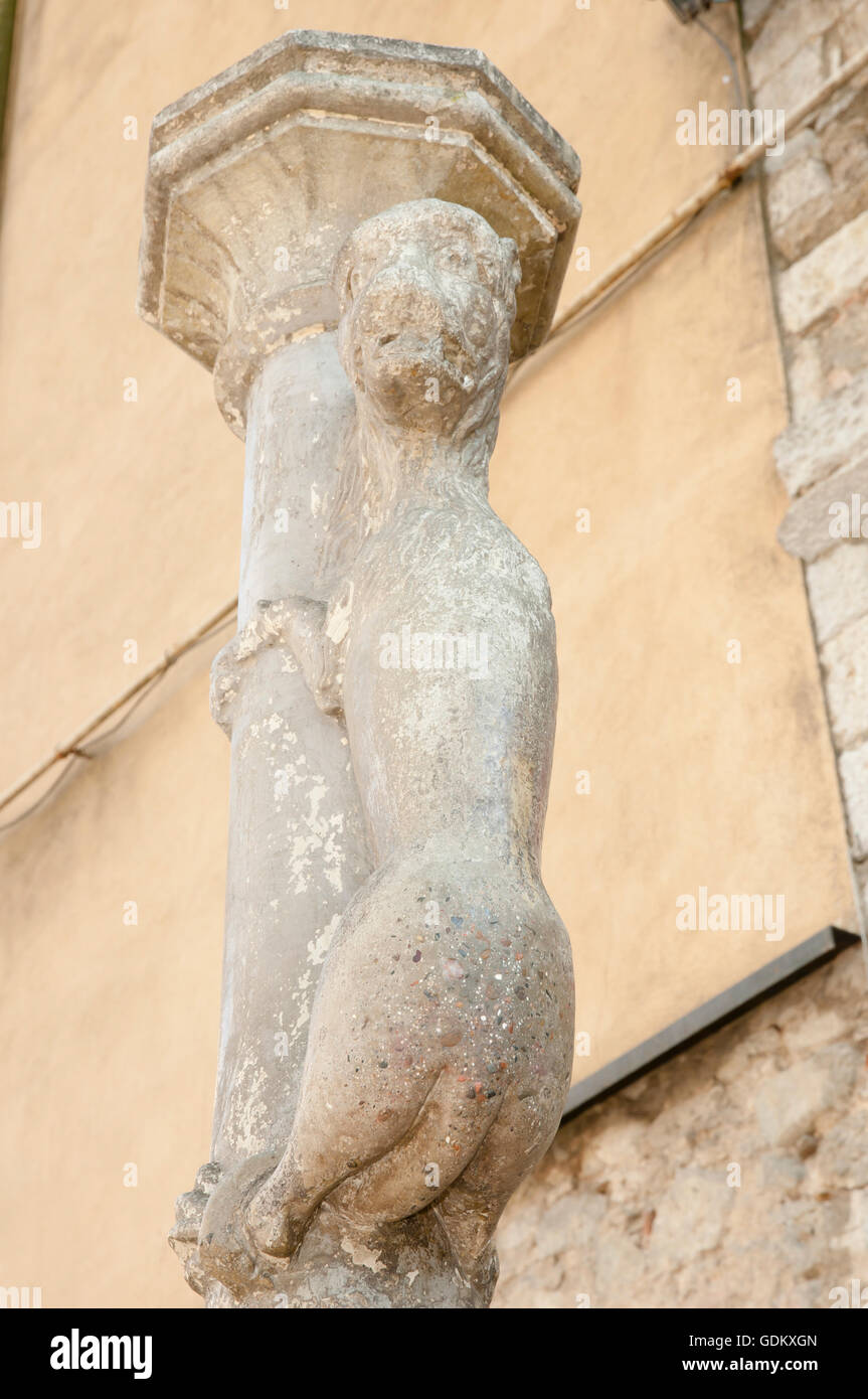 Lion and lioness sculpture hires stock photography and images Alamy