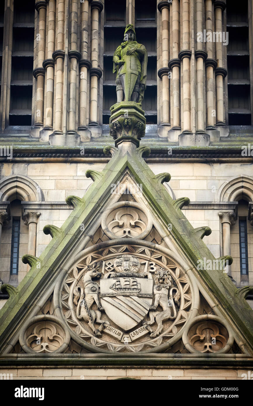Manchester   Sandstone carving stone mason work on Manchester Town Hall exterior detail Stock Photo