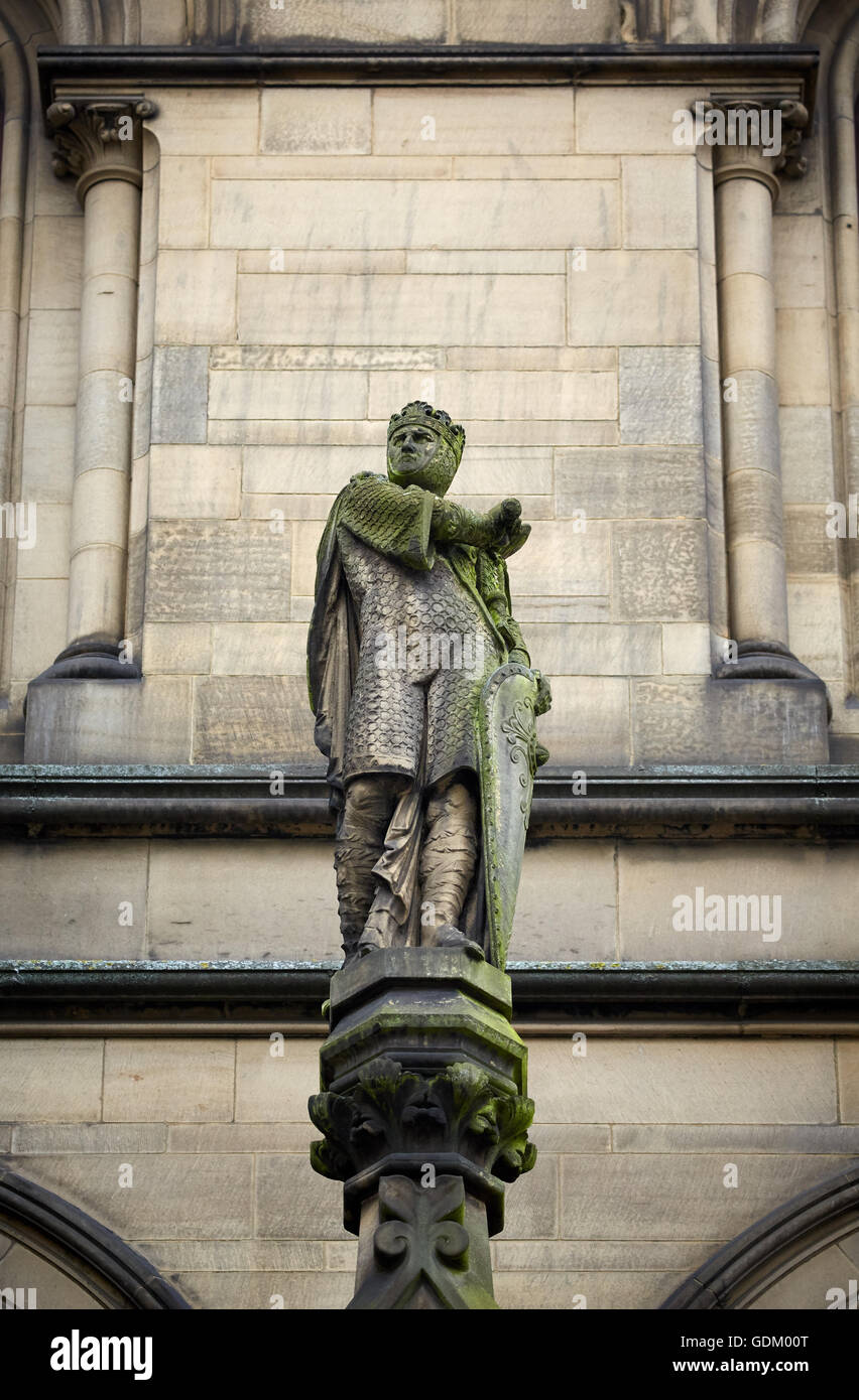 Manchester   Sandstone carving stone mason work on Manchester Town Hall exterior detail Stock Photo