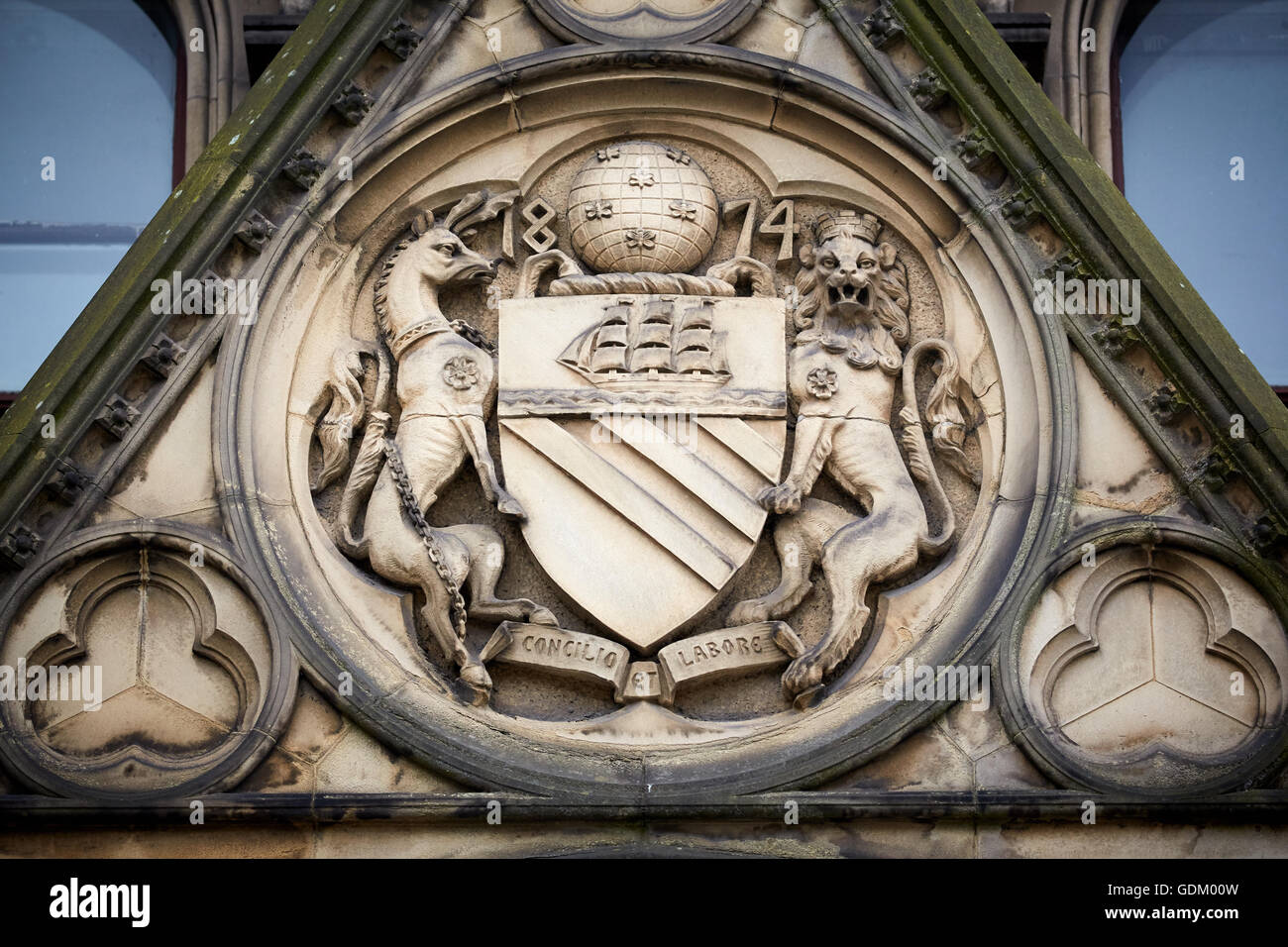 Manchester coat of arms   Sandstone carving stone mason work on Manchester Town Hall exterior detail Stock Photo