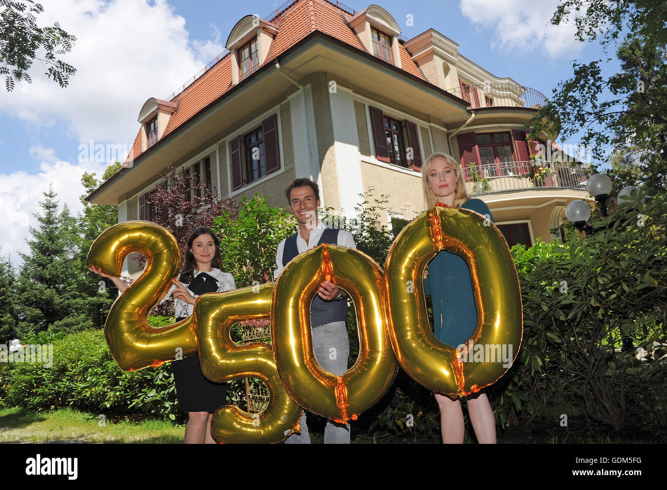 The actors Jeannine Michele Wacker (Clara Morgenstern, left), Max Lechner (Max Alberti) and Louisa von Spies (Desiree Bramigk) posing with the number 2500 during a break in filming at the ARD telenovela 'Sturm der Liebe' (lt.'Storm of Love') in the Bavaria Studios in Munich Grünwald, Germany, 18 July 2016. The episode will go to air 26 July 2016 at 03.10pm. Photo: Ursula Dueren/dpa Stock Photo