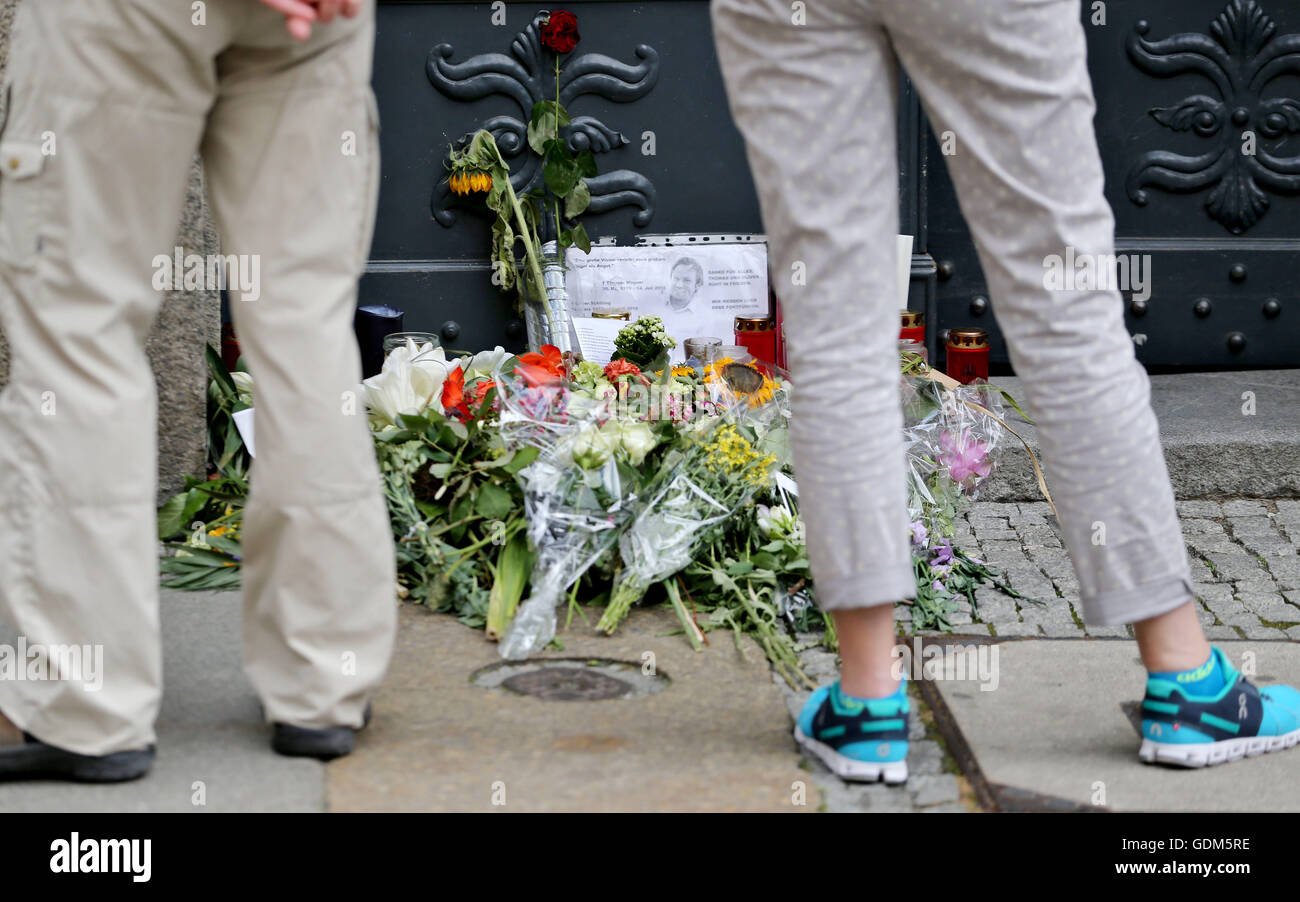Leipzig, Germany. 18th July, 2016. Passersby look at flowers and