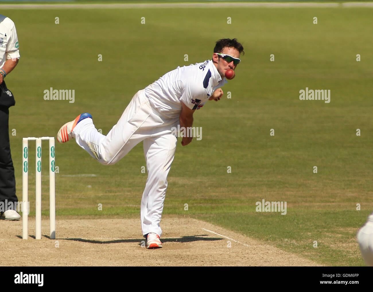 The Ageas Bowl, Southhampton, UK. 18th July, 2016. Specsavers County Championship Cricket. Hampshire versus Surrey. Hampshire spin bowler Will Smith delivers to Surrey's Gareth Batty © Action Plus Sports/Alamy Live News Stock Photo