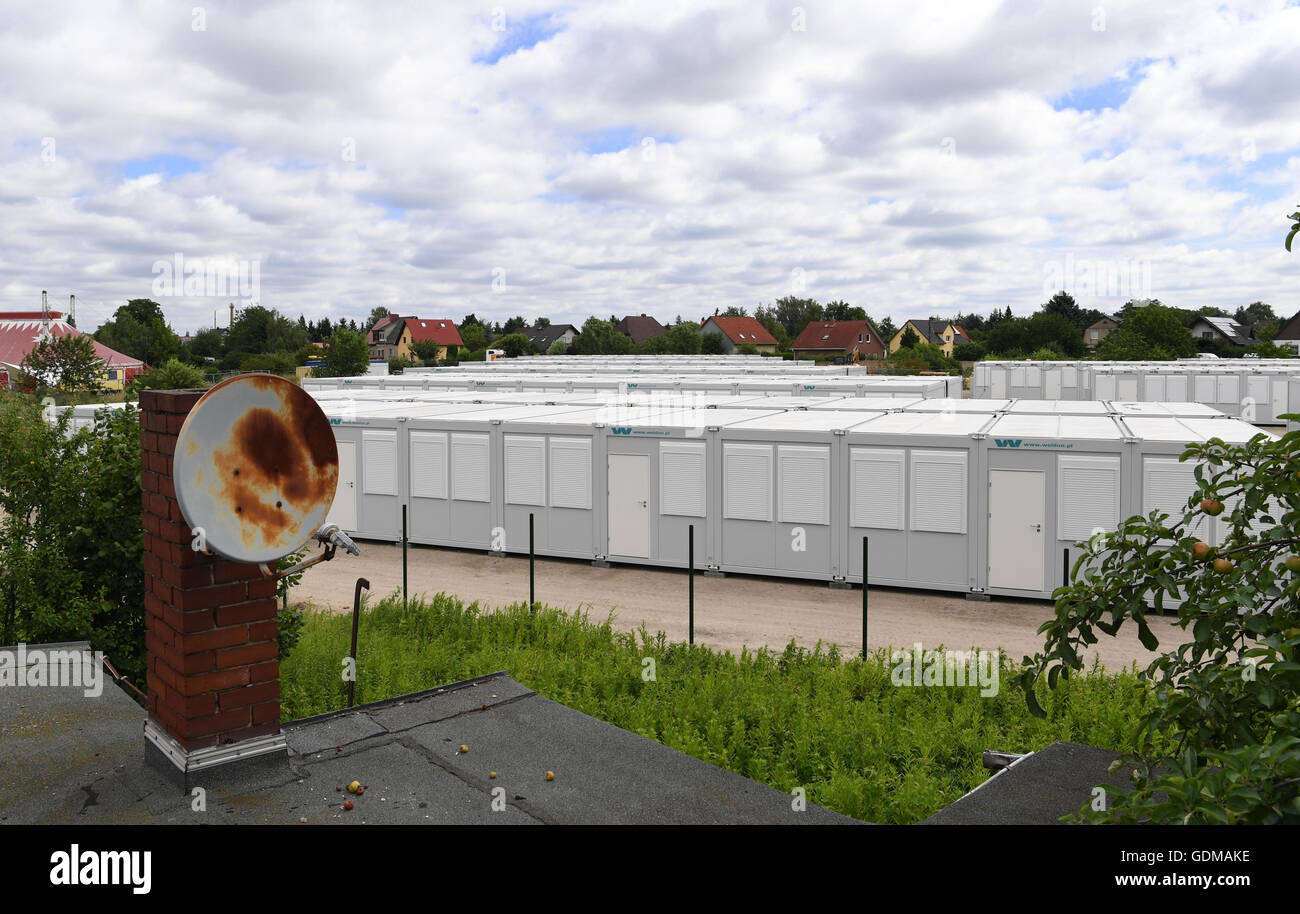Berlin, Germany. 19th July, 2016. White containers can be seen between houses on Venus-Strasse (view from the roof of a resident) in Berlin, Germany, 19 July 2016. The administrative court has set an appointment for an on-site visit ahead of their decision on communal accommodations for refugees in Alt-Glienicke. Photo: SOEREN STACHE/dpa/Alamy Live News Stock Photo