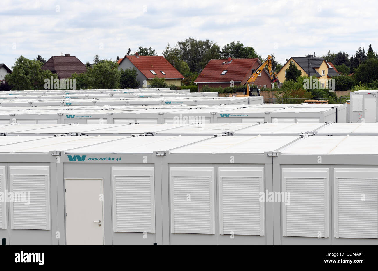 Berlin, Germany. 19th July, 2016. White containers can be seen between houses on Venus-Strasse (view from the roof of a resident) in Berlin, Germany, 19 July 2016. The administrative court has set an appointment for an on-site visit ahead of their decision on communal accommodations for refugees in Alt-Glienicke. Photo: SOEREN STACHE/dpa/Alamy Live News Stock Photo