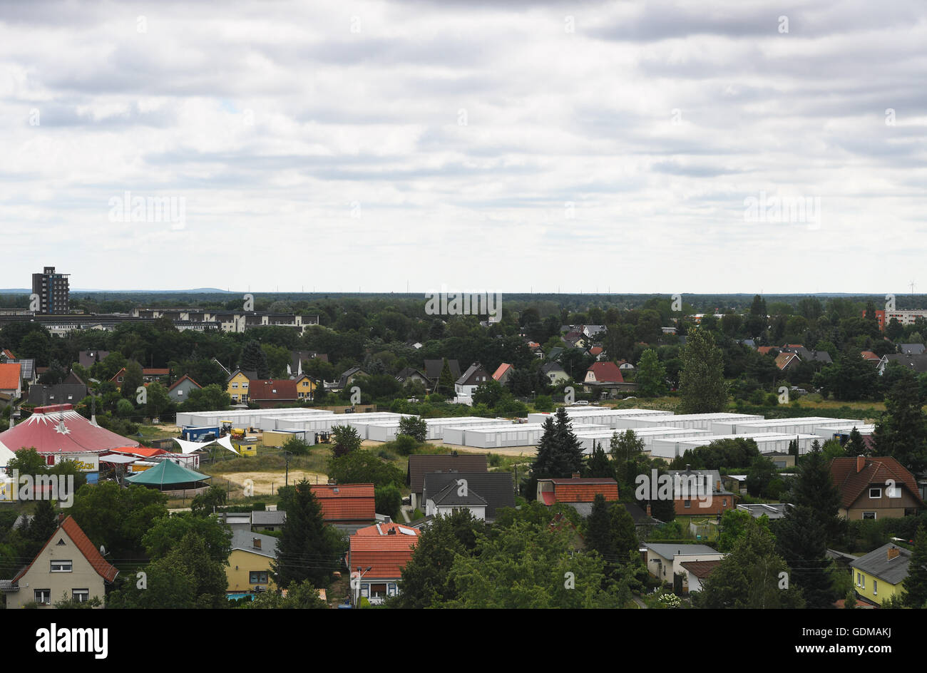 Berlin, Germany. 19th July, 2016. White containers can be seen between houses on Venus-Strasse in Berlin, Germany, 19 July 2016. The administrative court has set an appointment for an on-site visit ahead of their decision on communal accommodations for refugees in Alt-Glienicke. Photo: SOEREN STACHE/dpa/Alamy Live News Stock Photo