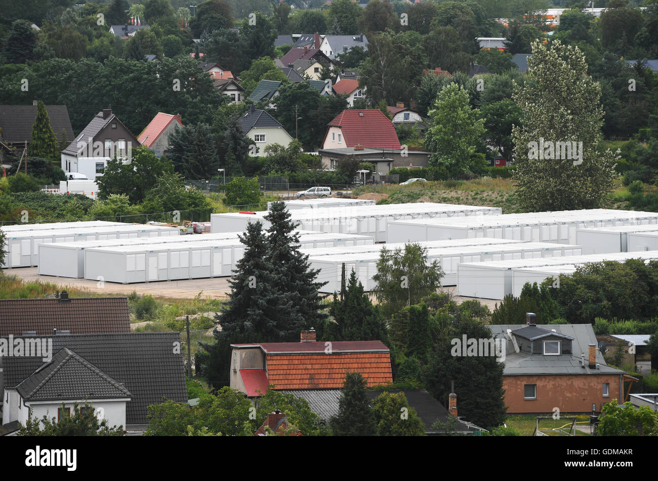 Berlin, Germany. 19th July, 2016. White containers can be seen between houses on Venus-Strasse in Berlin, Germany, 19 July 2016. The administrative court has set an appointment for an on-site visit ahead of their decision on communal accommodations for refugees in Alt-Glienicke. Photo: SOEREN STACHE/dpa/Alamy Live News Stock Photo