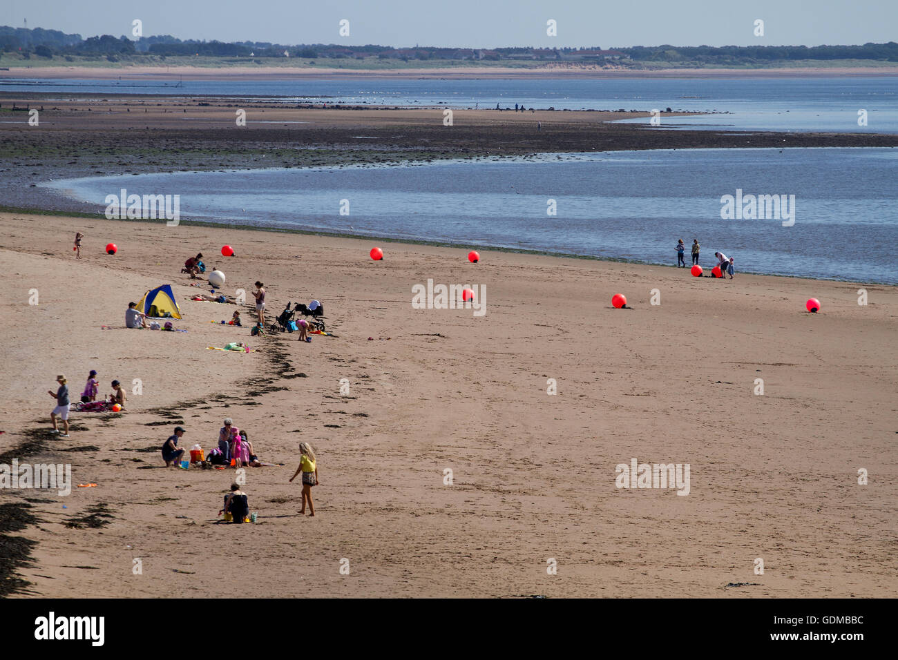 Dundee, Tayside, Scotland, UK. July 19th 2016: UK Weather. Crowds of sunbathers gather on Broughty Ferry beach in Dundee enjoying the July heatwave with temperatures soaring to 27 °C. Credit: Dundee Photographics / Alamy Live News Stock Photo