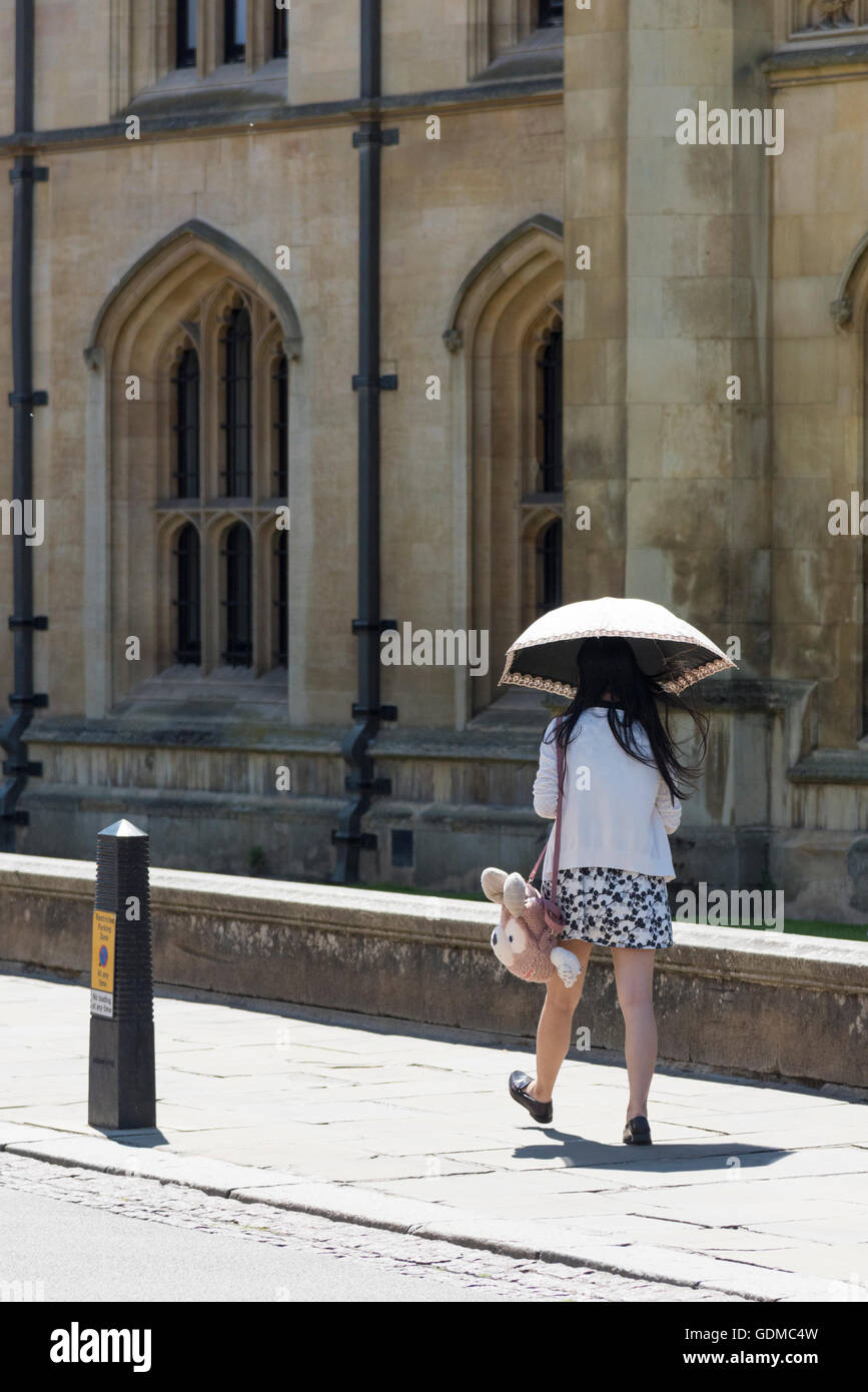 Cambridge UK 19th June 2016. Tourists shelter from the scorching sun under parasols and umbrellas as temperatures reached 33 degrees centigrade on the hottest day of the year so far in the East of England. The heatwave is predicted to last for another day as the weather is forecast to get cooler by the end of the week. Credit: Julian Eales/Alamy Live News Stock Photo