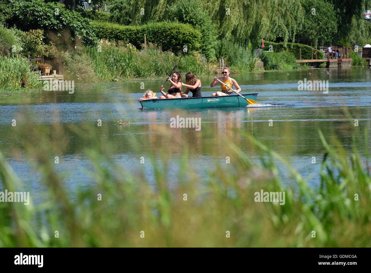 People enjoying the hot weather on the river soar has the heatwave continues Stock Photo