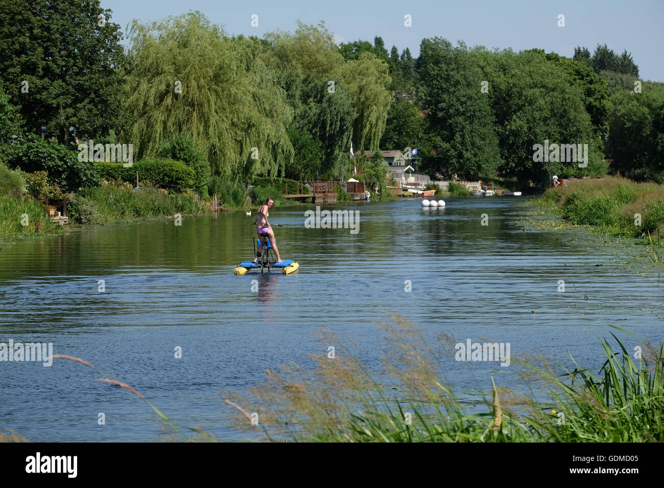 People enjoying the hot weather on the river soar has the heatwave continues Stock Photo