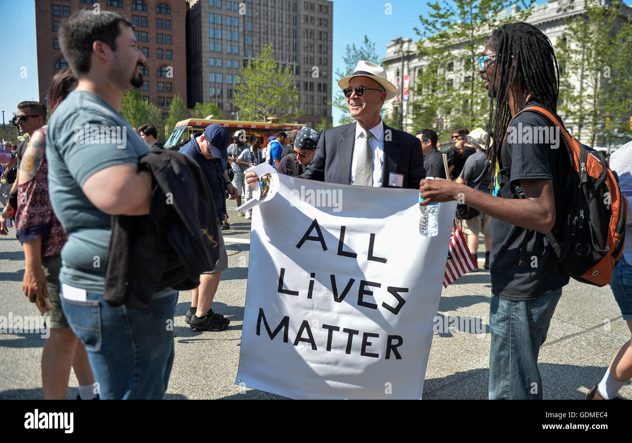 Cleveland, USA. 19th July, 2016. Protesters talk with each other during a rally outside the Republican National Convention in Cleveland, Ohio, the United States, July 19, 2016. Credit:  Bao Dandan/Xinhua/Alamy Live News Stock Photo