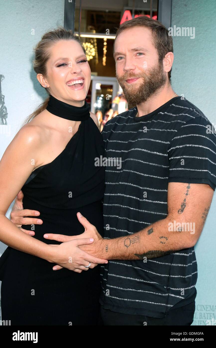 Teresa Palmer Mark Webber Actress Teresa Palmer Expecting Third Child(02)