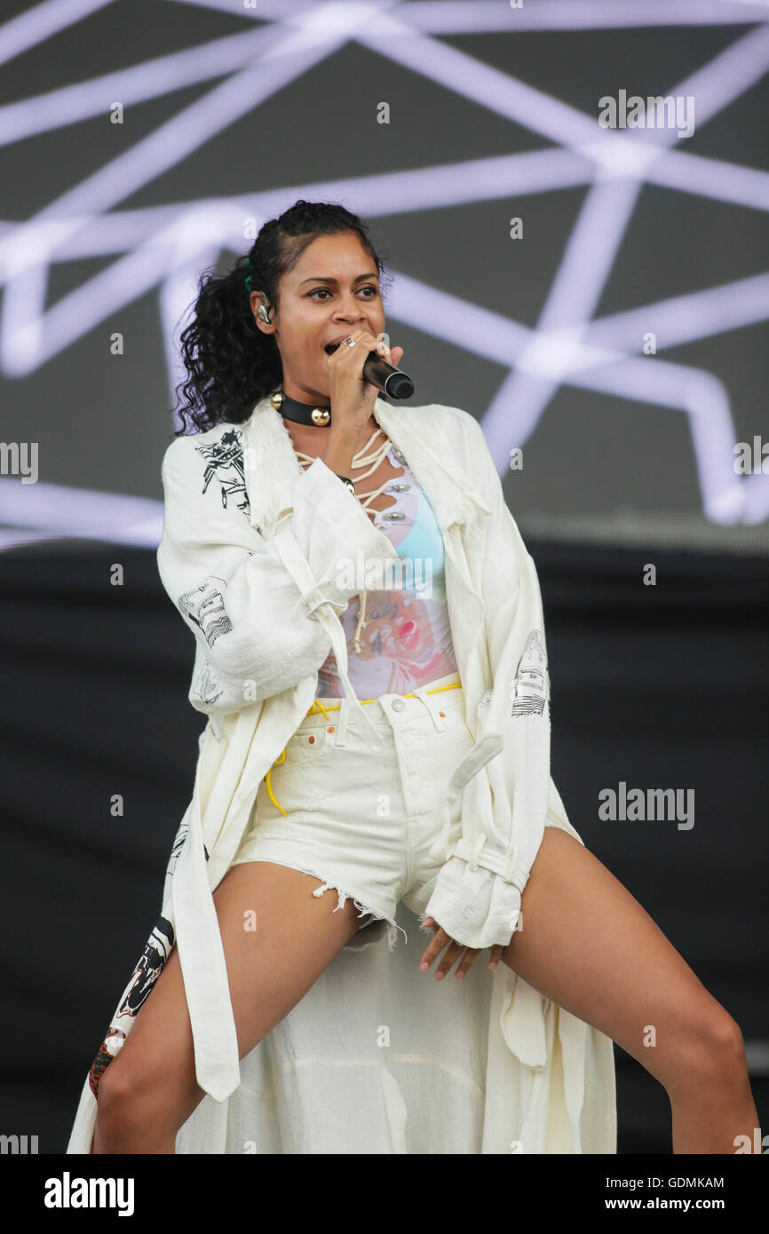 Alunageorge Concert High Resolution Stock Photography and Images - Alamy