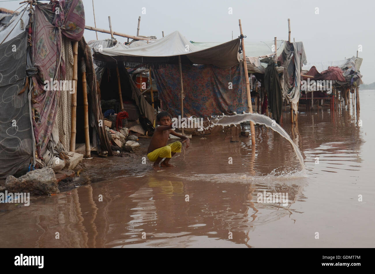 Pakistani gypsy families live in makeshift shelters shifting their