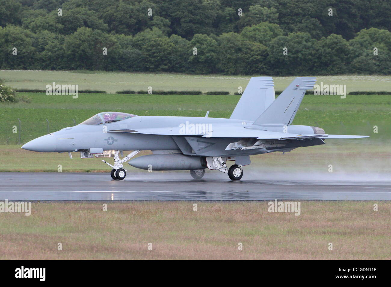 169119, a Boeing F/A-18E Super Hornet of the United States Navy, stages through Prestwick en route for display at Farnborough. Stock Photo