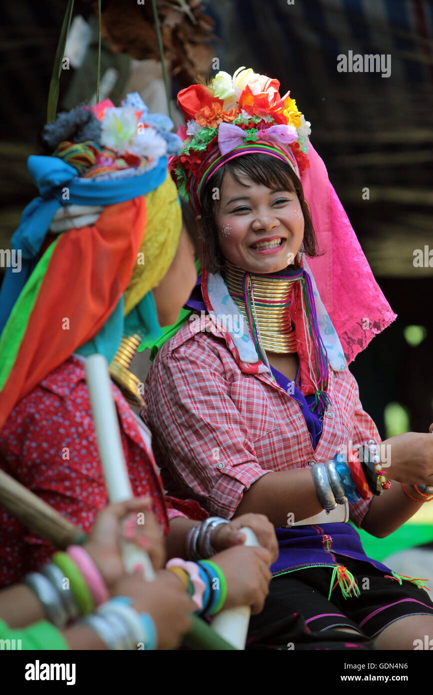 Eine Traditionell gekleidete Langhals Frau eines Paudang Stammes aus Burma lebt in einem Dorf noerdlich von Chiang Mai in Nord T Stock Photo