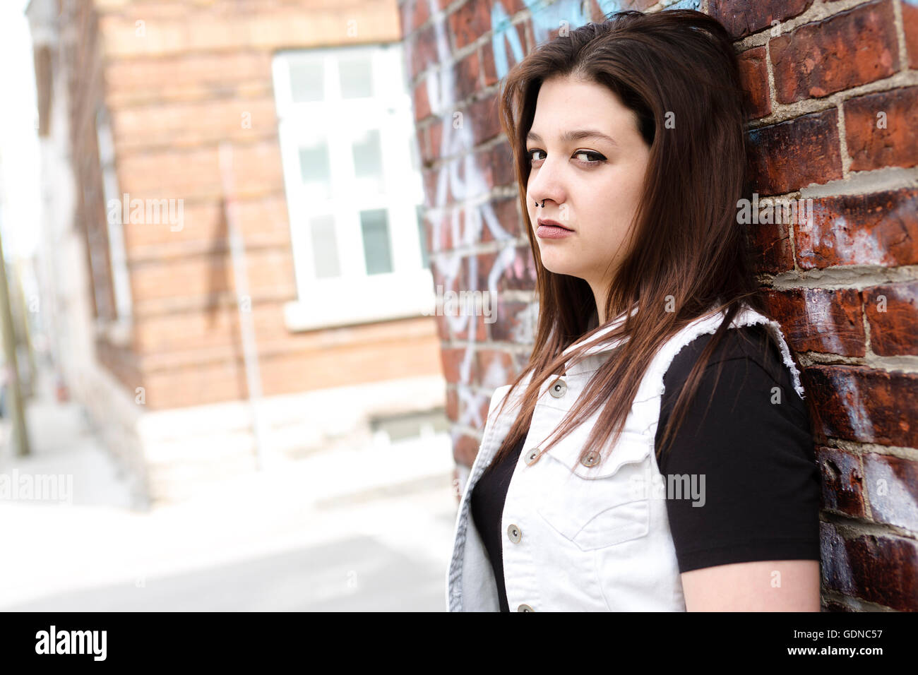 Portrait of young beautiful woman in urban background Stock Photo - Alamy