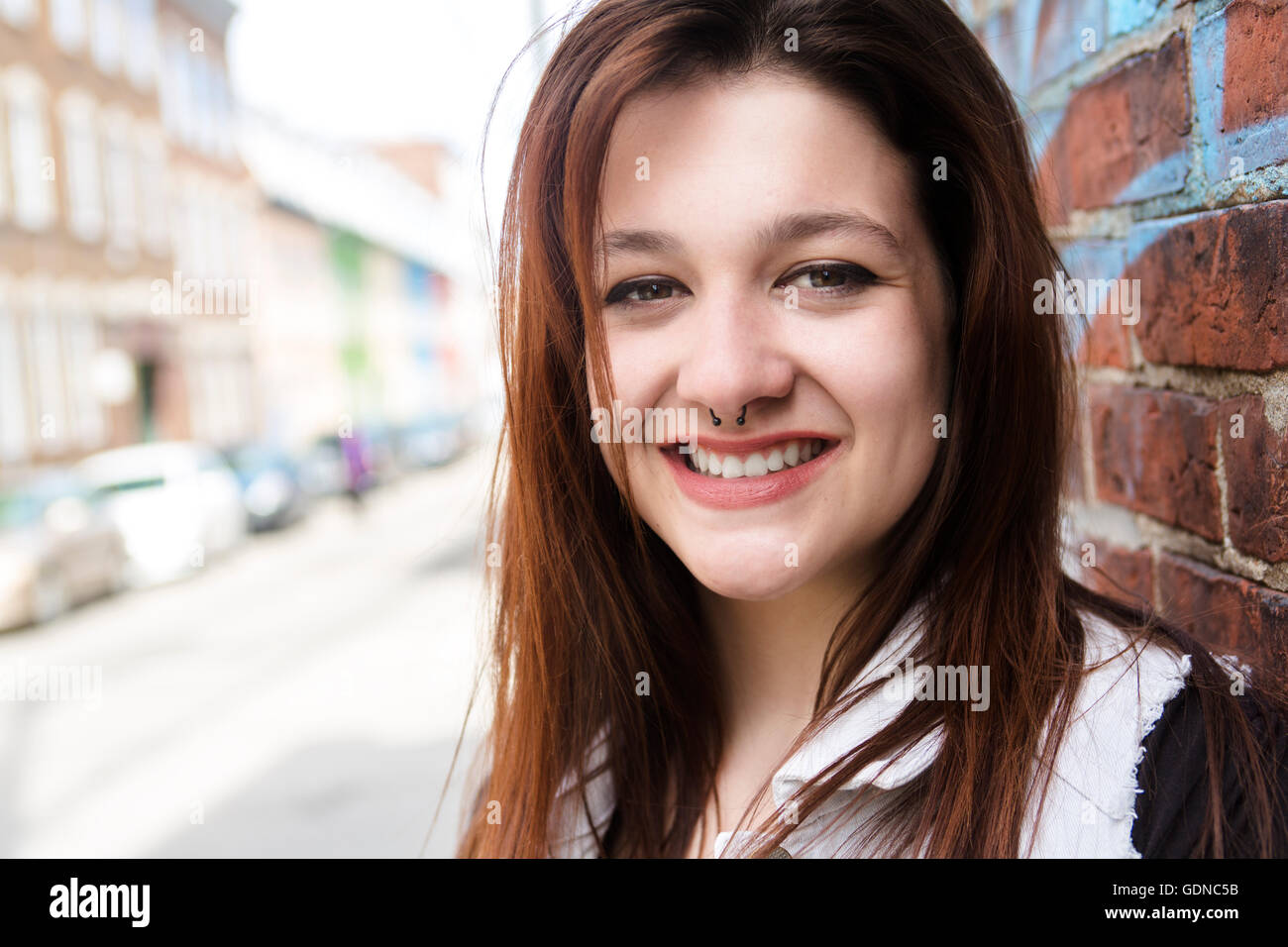 Portrait of young beautiful woman in urban background Stock Photo - Alamy