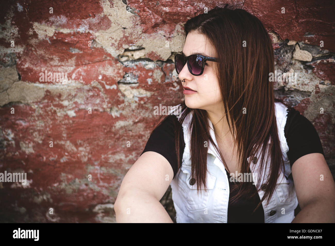 Portrait of young beautiful woman in urban background Stock Photo - Alamy