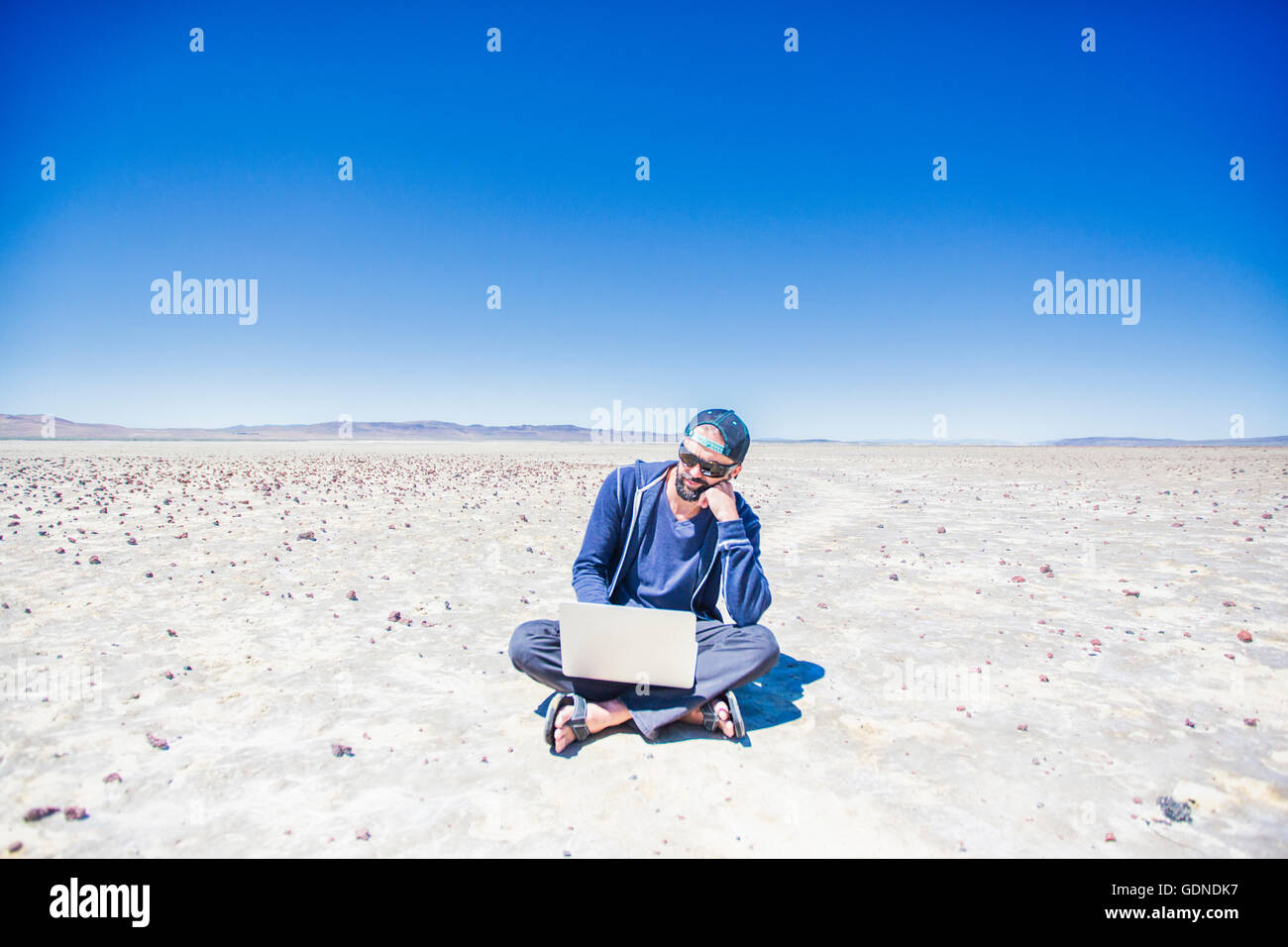 Crossed legs wearing blue jeans hi-res stock photography and images - Alamy