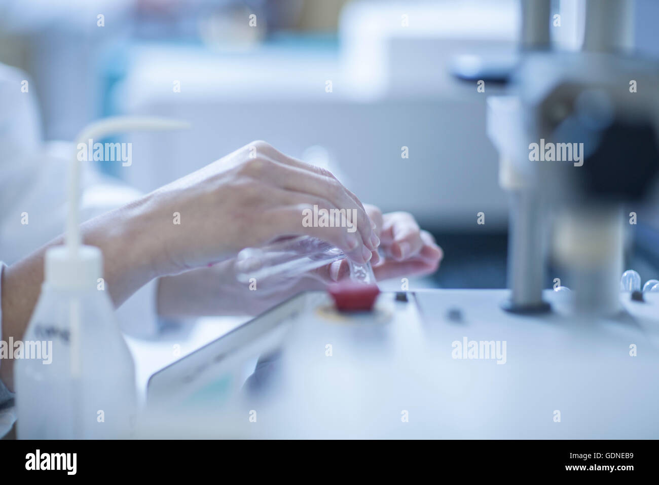 Laboratory coat coats hires stock photography and images Alamy