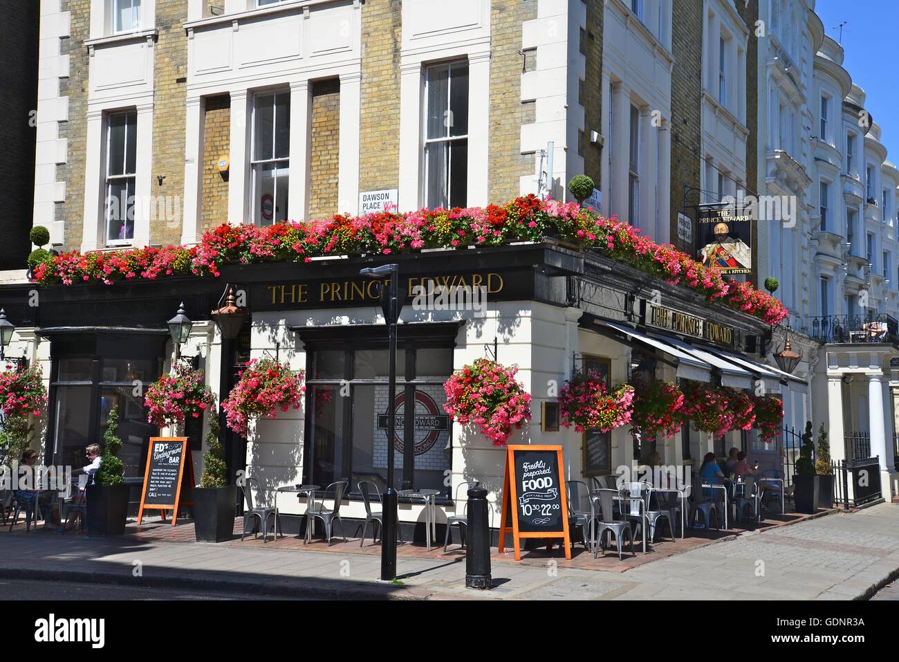 Pubs with flower baskets hires stock photography and images Alamy