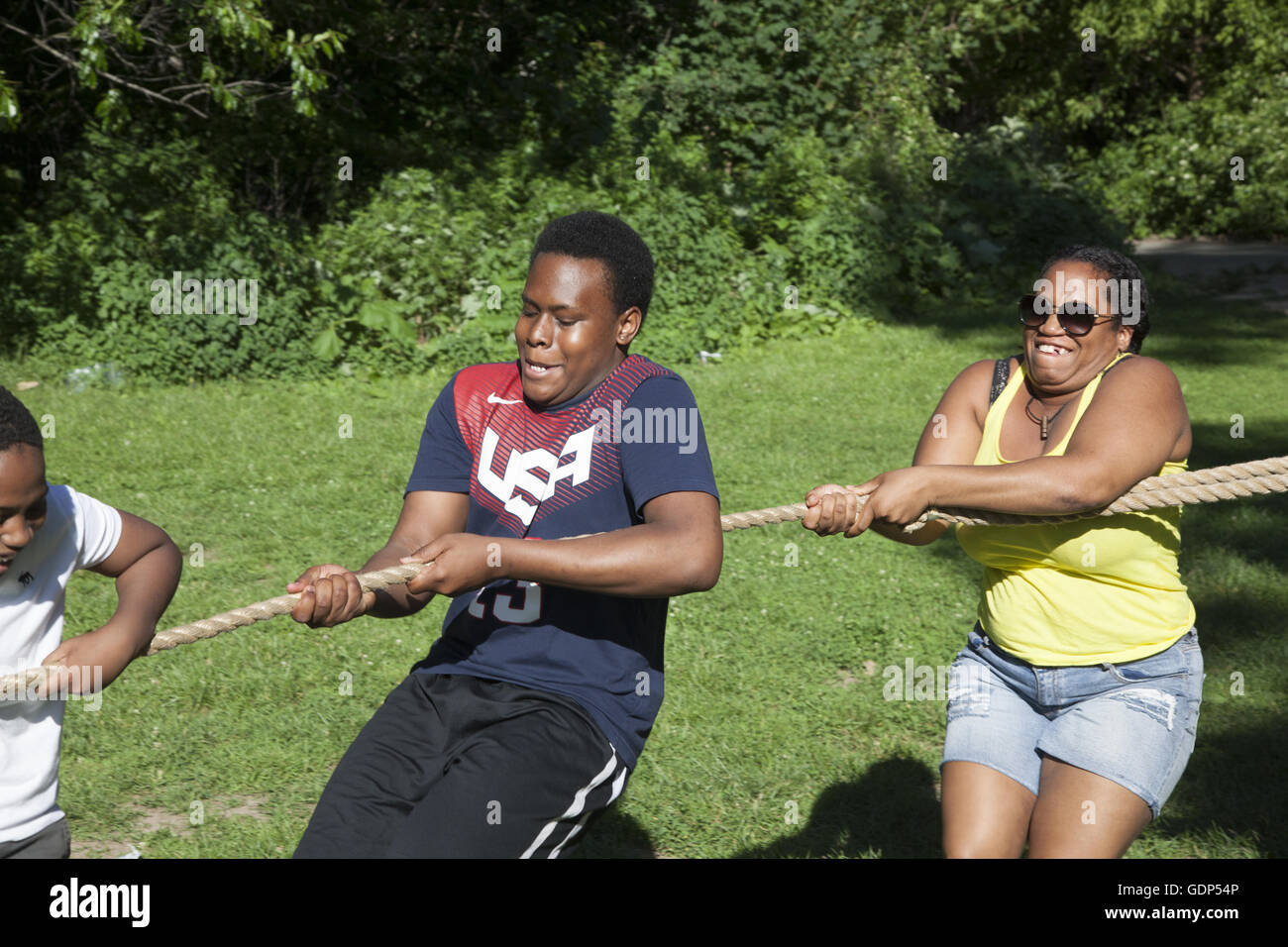 Children parents play tug war hi-res stock photography and images - Alamy